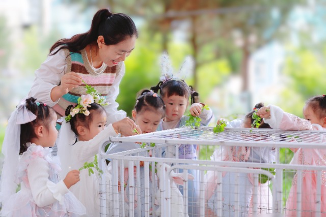 圖為高臺縣第三幼兒園小班孩子投喂兔子游戲.JPG