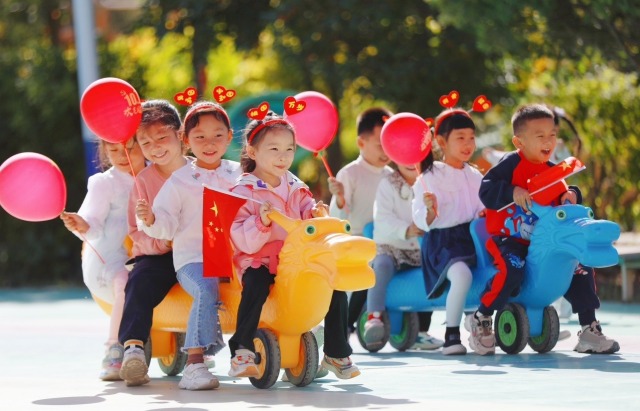 圖為高臺(tái)縣第三幼兒園舉行“賽龍舟”游戲，慶祝祖國(guó)媽媽生日1.JPG