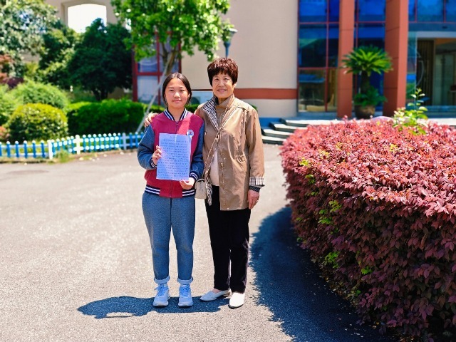 黃女士（右）來校表達感謝，并與沈博妍合影 學校供圖.jpg