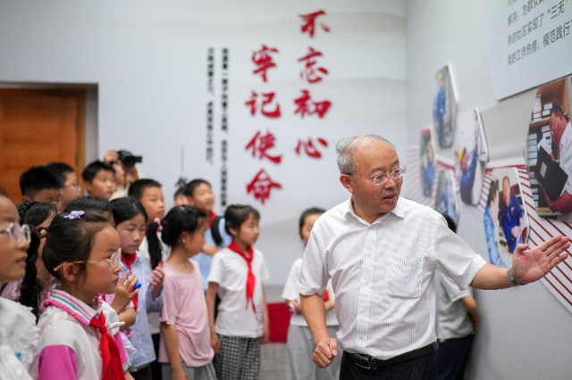 學(xué)生們與“時代楷?！卞X海軍互動 慈溪市學(xué)生成長指導(dǎo)中心供圖.jpg